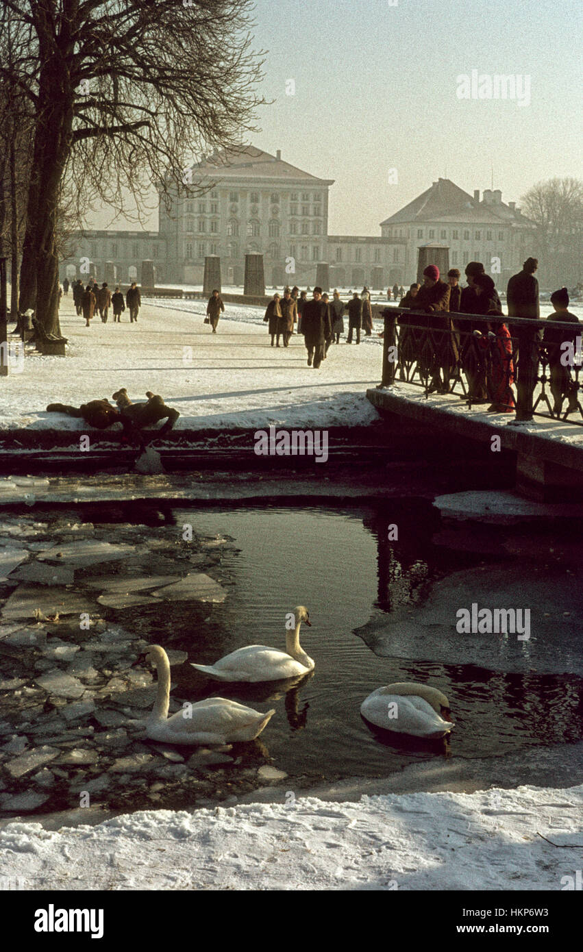 Sonntagnachmittag im verschneiten Nymphenburger Park in München 1979. The Munich  Nymphenburg Park in 1979. Stock Photo