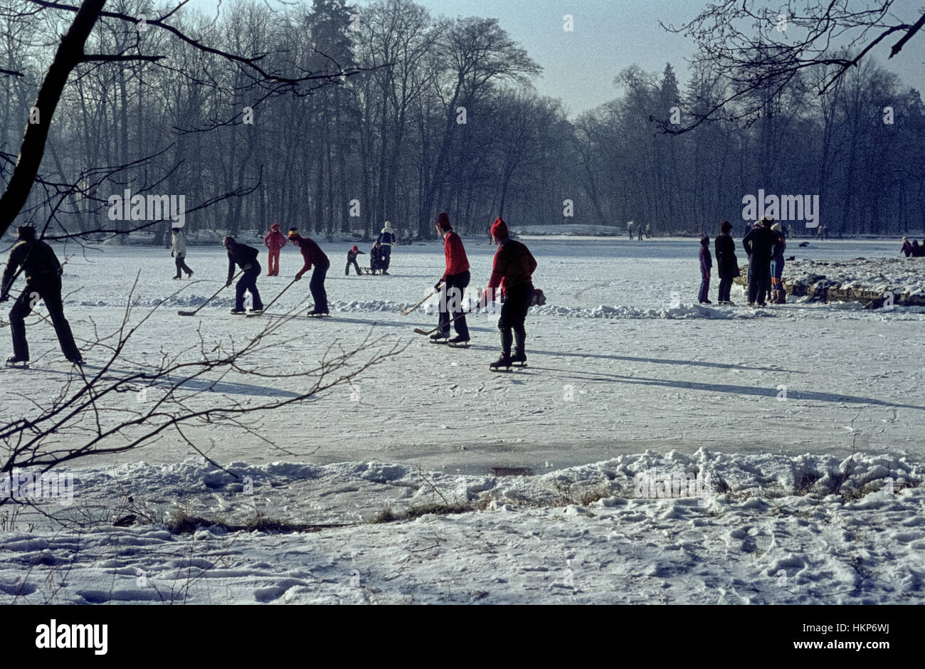 The Nymphenburg Park in wintertime in 1979. Winter im Nymphenburger Park 1979. Wintersport auf den zugefrorenen Kanälen Stock Photo