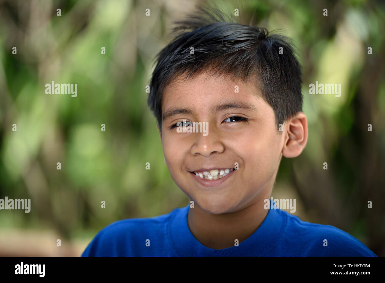 Chụp ảnh chân dung của bé trai La-tinh với nụ cười trong thiên nhiên: Bức ảnh chân dung của bé trai La-tinh với nụ cười trong thiên nhiên là một tác phẩm nghệ thuật đẹp mắt. Với màn hình đẹp và chất lượng hình ảnh tuyệt vời, bức ảnh này sẽ cho thấy sức sống và sự trẻ trung trong mắt các bé. Hãy tham gia và khám phá thế giới của những bức ảnh chân dung thú vị như thế này. 
