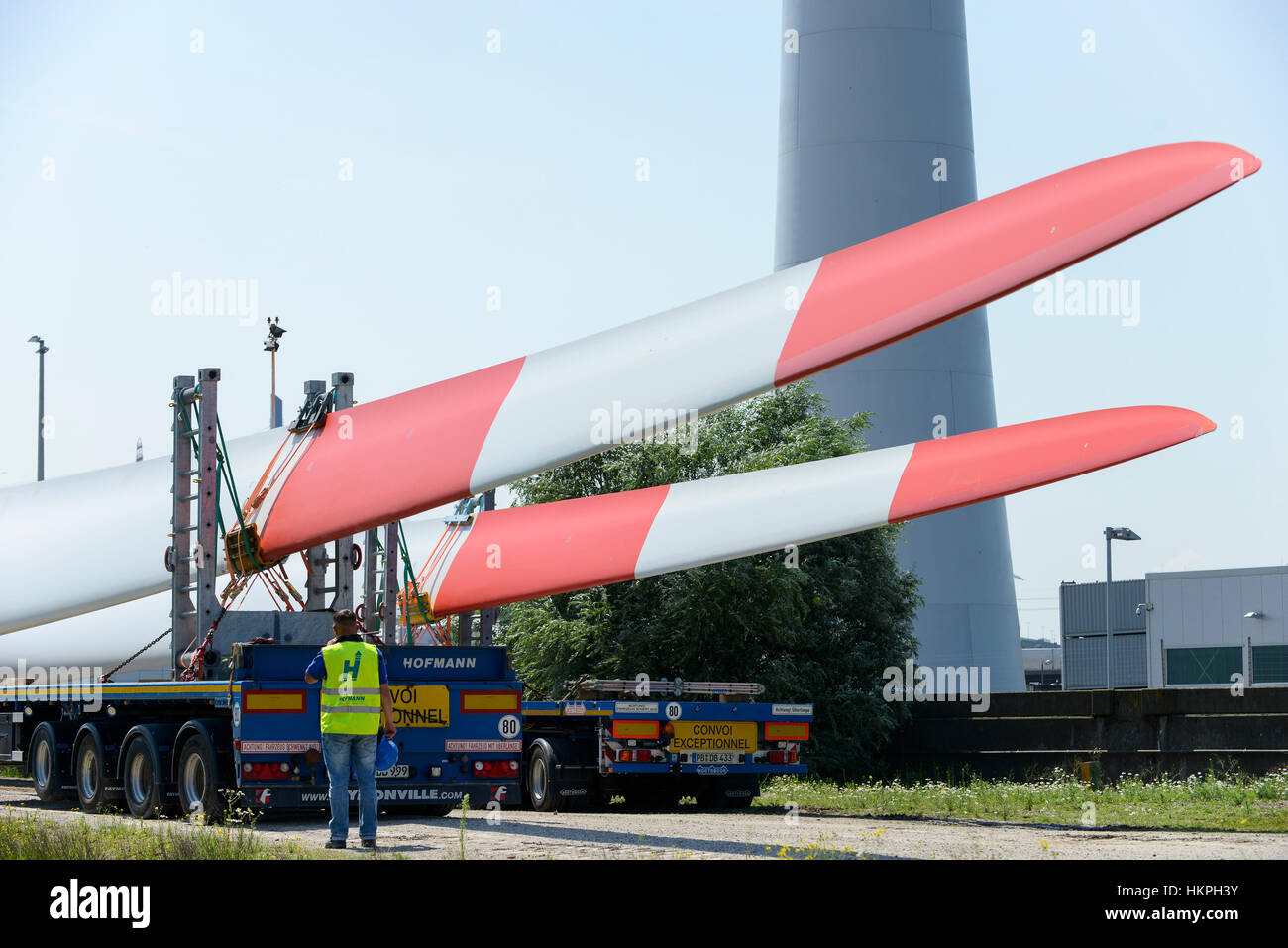 GERMANY Hamburg, construction of new Nordex wind turbine at treatment plant of Hamburg Wasser, the local water supplier, transport of rotor blades / DEUTSCHLAND Hamburg, Aufbau einer Nordex Windkraftanlage auf dem Gelaende Klaerwerk Koehlbrandhoeft von Hamburg Wasser, Anlieferung Nordex Rotorblaetter Stock Photo
