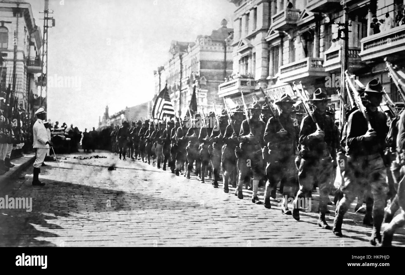 RUSSIAN CIVIL WAR 1918.  US troops  parade past  Japanese Marines standing to attention outside the Allied Headquarters in Vladivostock in August 1918.  NARA FILE #:  165-WW-558C-4 WAR & CONFLICT BOOK #:  354 Stock Photo