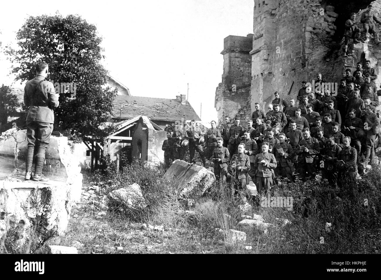 FIRST WORLD WAR  American troops at an outdoor service in 1917 Stock Photo