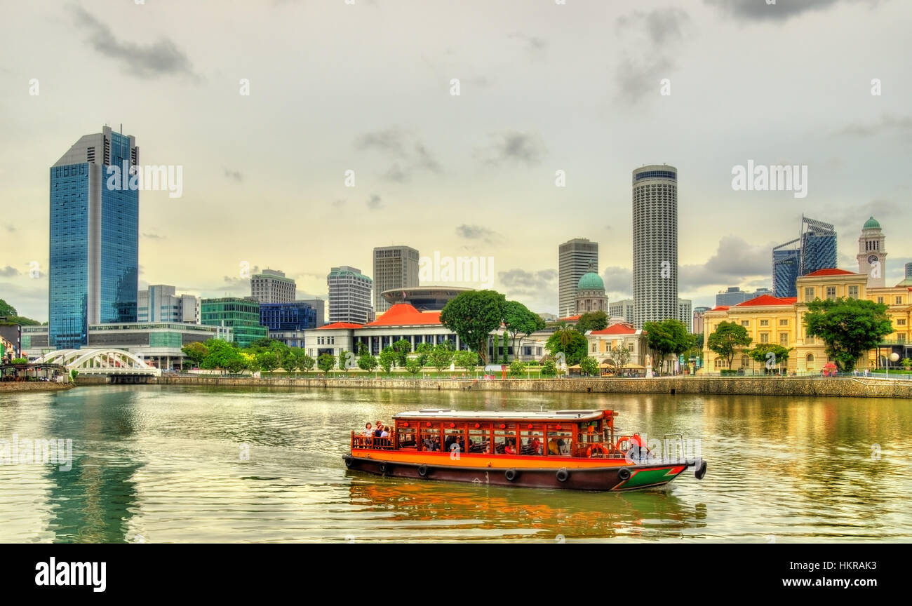 Heritage Boat On The Singapore River With The Parliament House In The Stock Photo Alamy