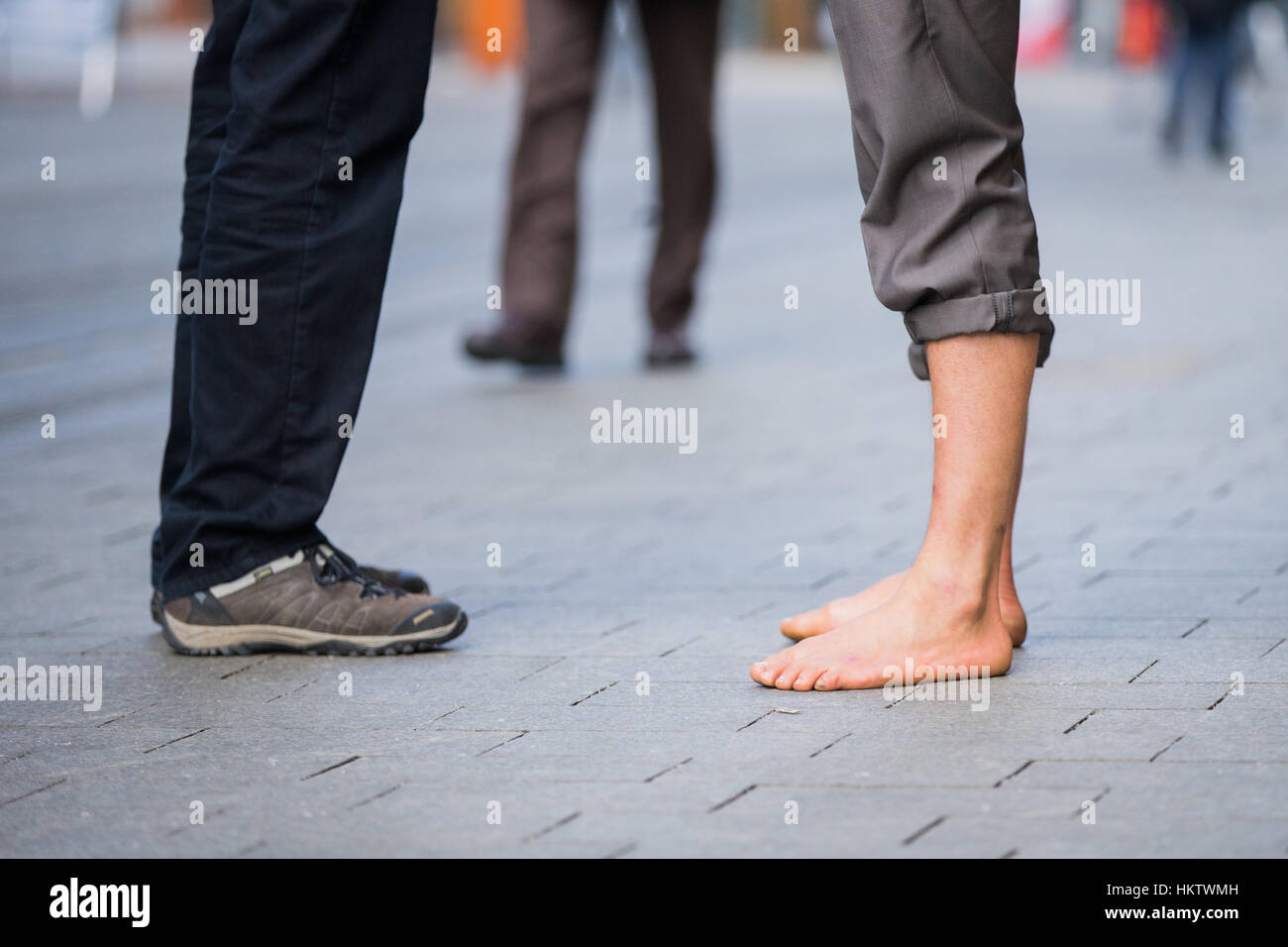 Neuss, Germany. 18th Jan, 2017. During icy temperatures, Christian Schwarze  stands barefoot in the inner city of Neuss, Germany, 18 January 2017. The  man from Duesseldorf decided not to wear shoes. Photo: