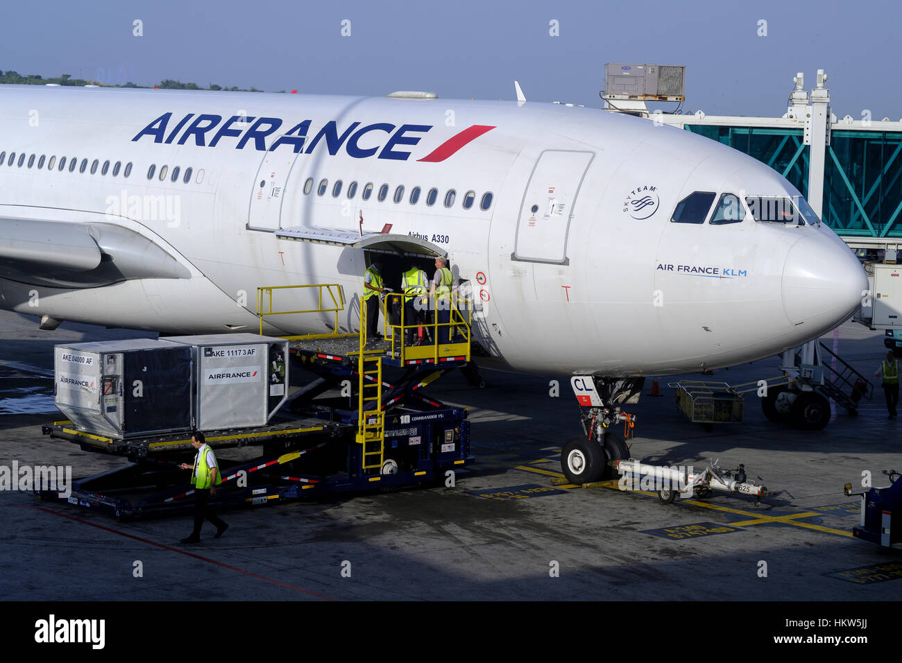January 8, 2017 - Simon Bolivar International Airport, Venezuela: Crew members are working on an Airbus A330 from Air France in Maiquetía «Simón Bolívar» International Airport. - NO WIRE SERVICE- Photo: Thierry Monasse/dpa Stock Photo