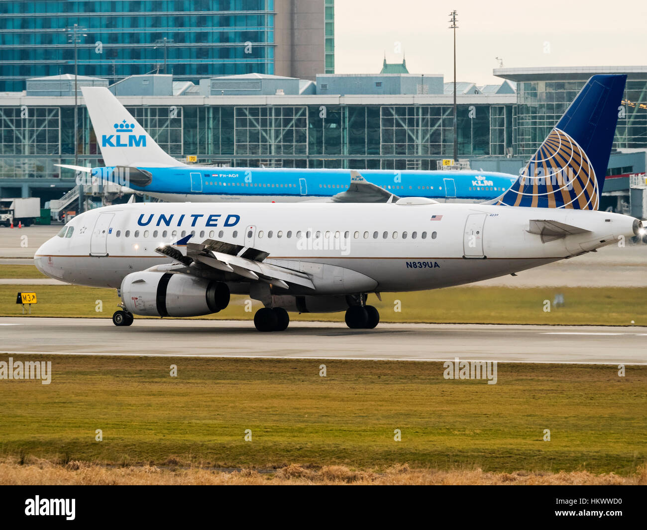 A United Airlines Airbus A319 (N839UA) narrow-body jet airliner lands at Vancouver International Airport, Richmond, B.C., January 26, 2017. In the bac Stock Photo