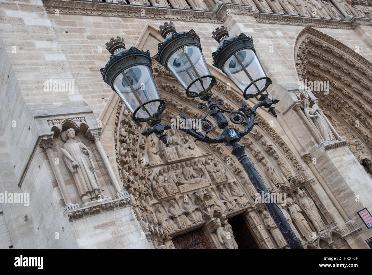 Street lamp outside the Notre Dame de Paris Stock Photo Alamy