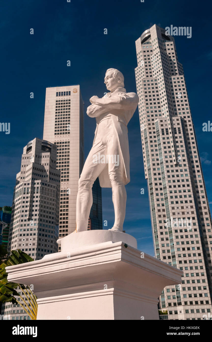 Sir Stamford Raffles statue and Central Business District Singapore Stock Photo