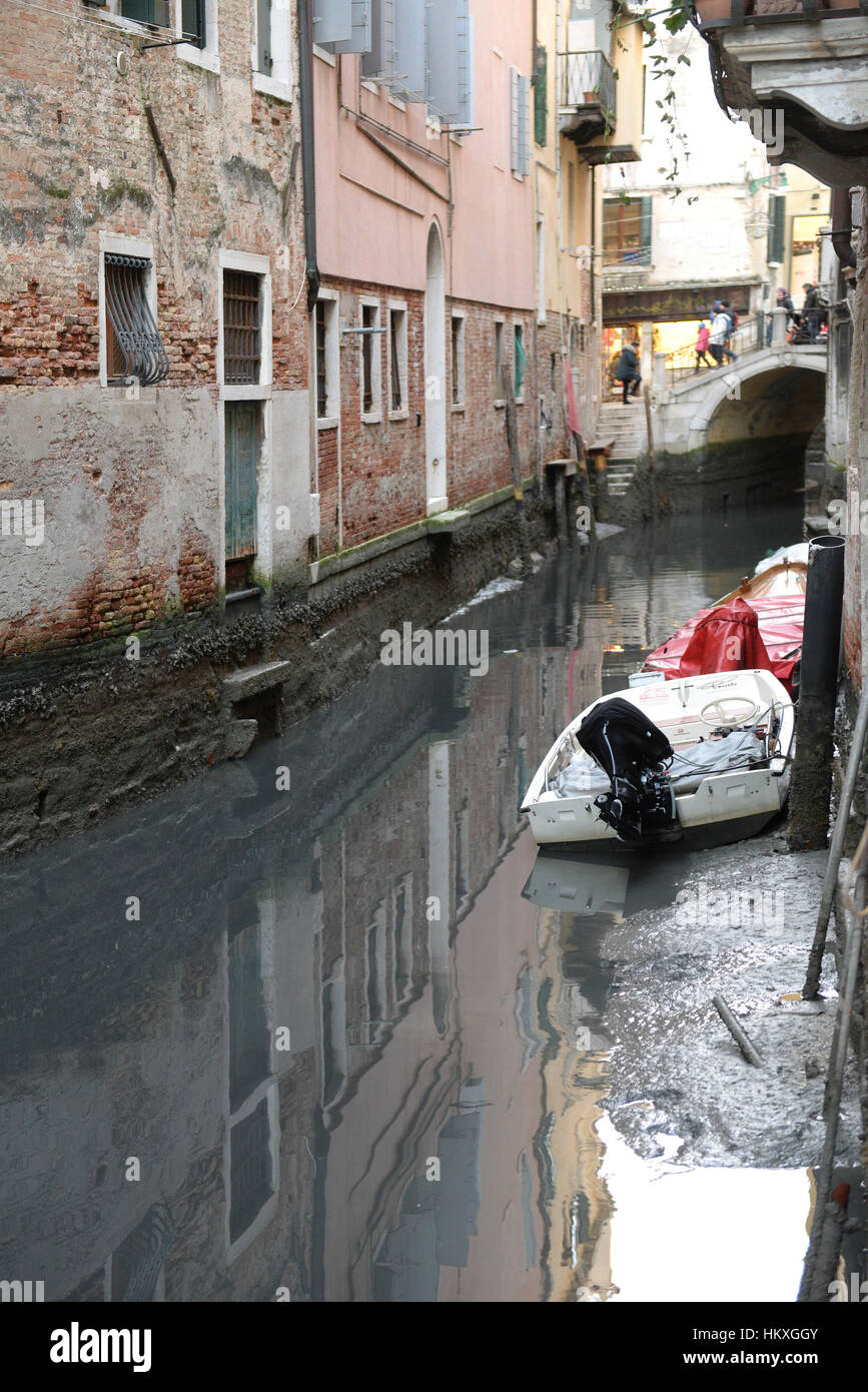 Unusually low tides measuring around 70 cm cause record low waters, creating problems for water traffic in the historic centre of Venice, Italy.  Featuring: Atmosphere Where: Venice, Italy When: 29 Dec 2016 Credit: IPA/WENN.com  **Only available for publication in UK, USA, Germany, Austria, Switzerland** Stock Photo