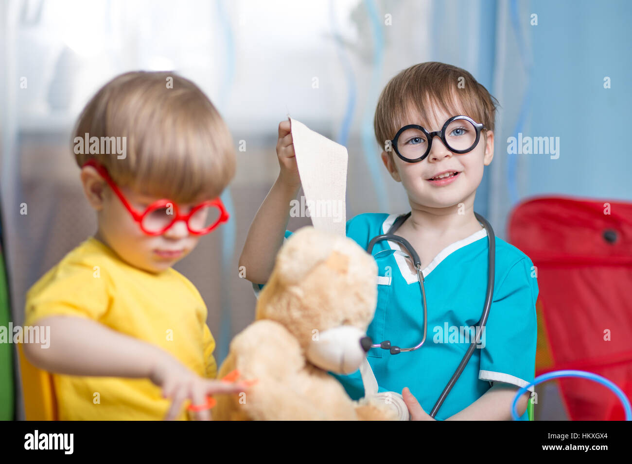 Дети играют в врача. Дети играющие в доктора. Ребенок, играющий в доктора. Игра во врача для детей. Дети в саду играют во врача.