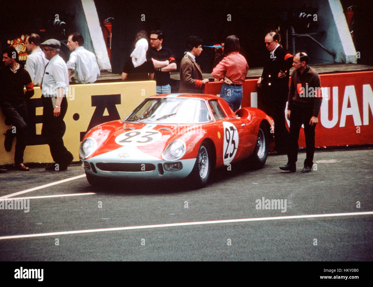 1965 Mike Salmon GB Ferrari 250LM Le Mans Pits FL Stock Photo