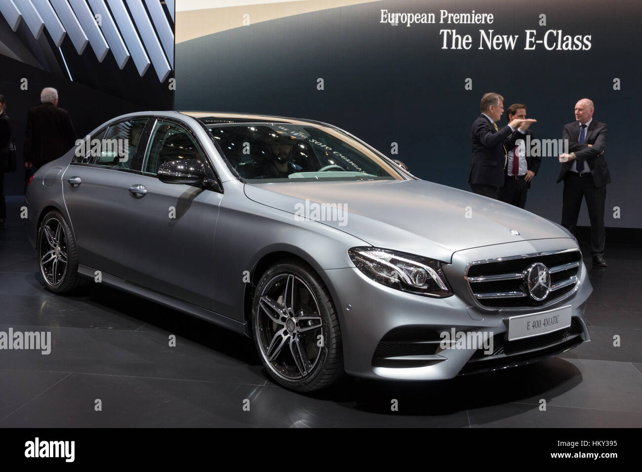 Technische Revolution in der Mercedes-Benz E-Klasse dank HD-Displays von  Continental - Continental AG