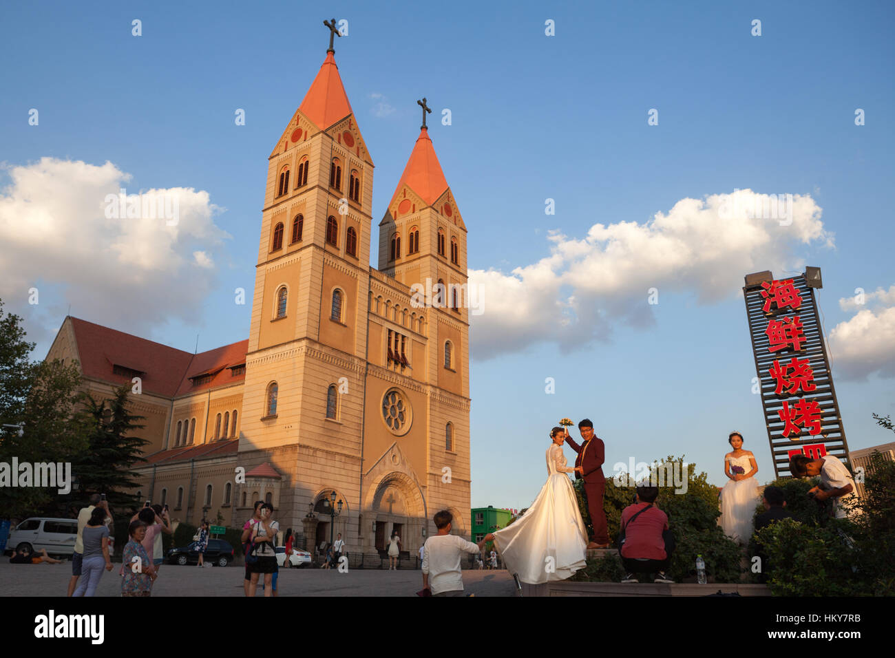 Wedding photo shootings in front of St. Michael's Cathedral. Qingdao, Shandong, China Stock Photo