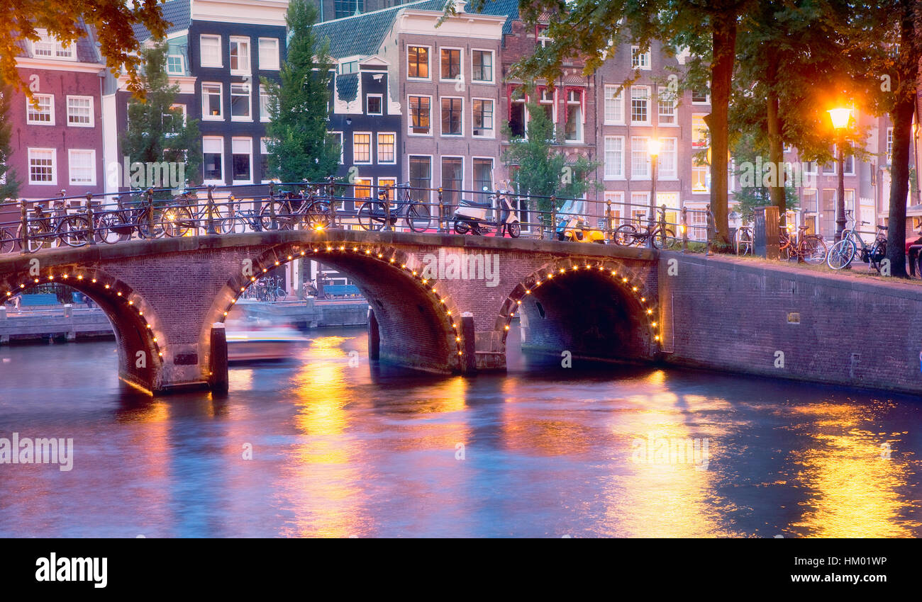 Bridge over canal hi-res stock photography and images - Alamy