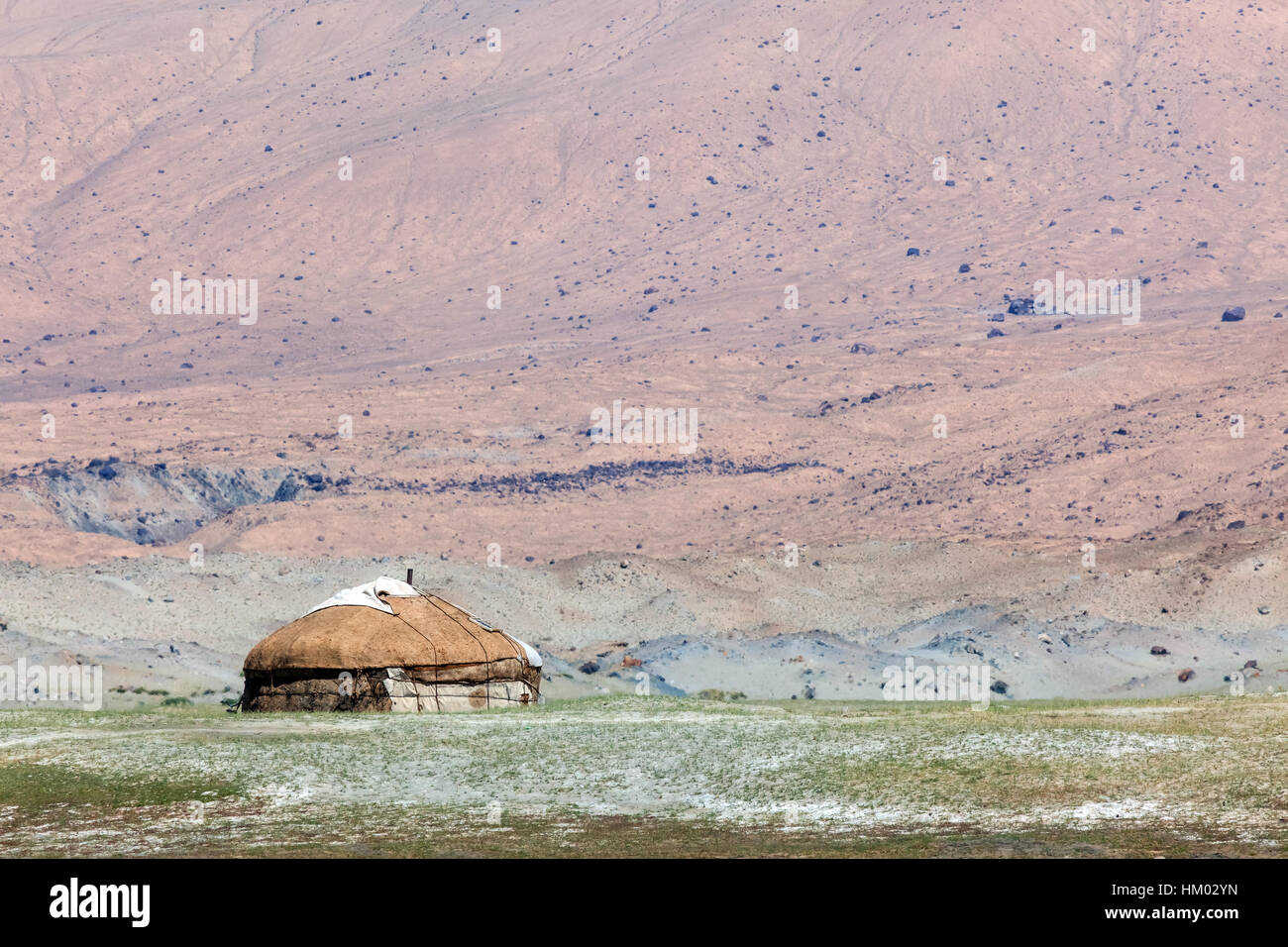 Kyrgyz yurt in the landscape around Karakul Lake (lake is 3,600 meters above sea level, at the foot of the Maztagata Mountain) Xinjang, China. Stock Photo