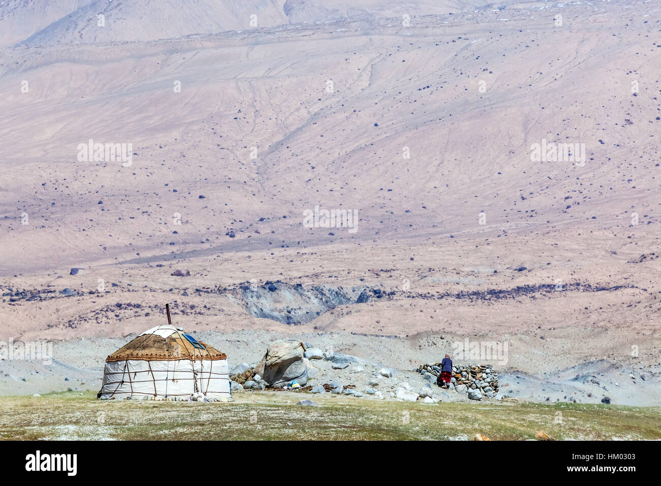 Kyrgyz yurt in the landscape around Karakul Lake (lake is 3,600 meters above sea level, at the foot of the Maztagata Mountain) Xinjang, China. Stock Photo