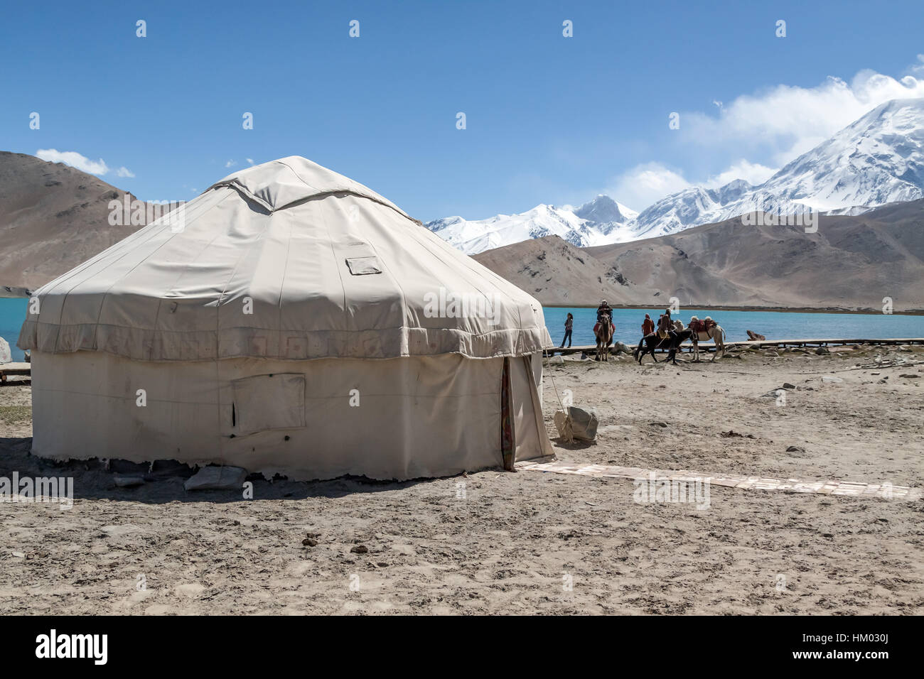 Kyrgyz yurt in the landscape around Karakul Lake (lake is 3,600 meters above sea level, at the foot of the Maztagata Mountain) Xinjang, China. Stock Photo