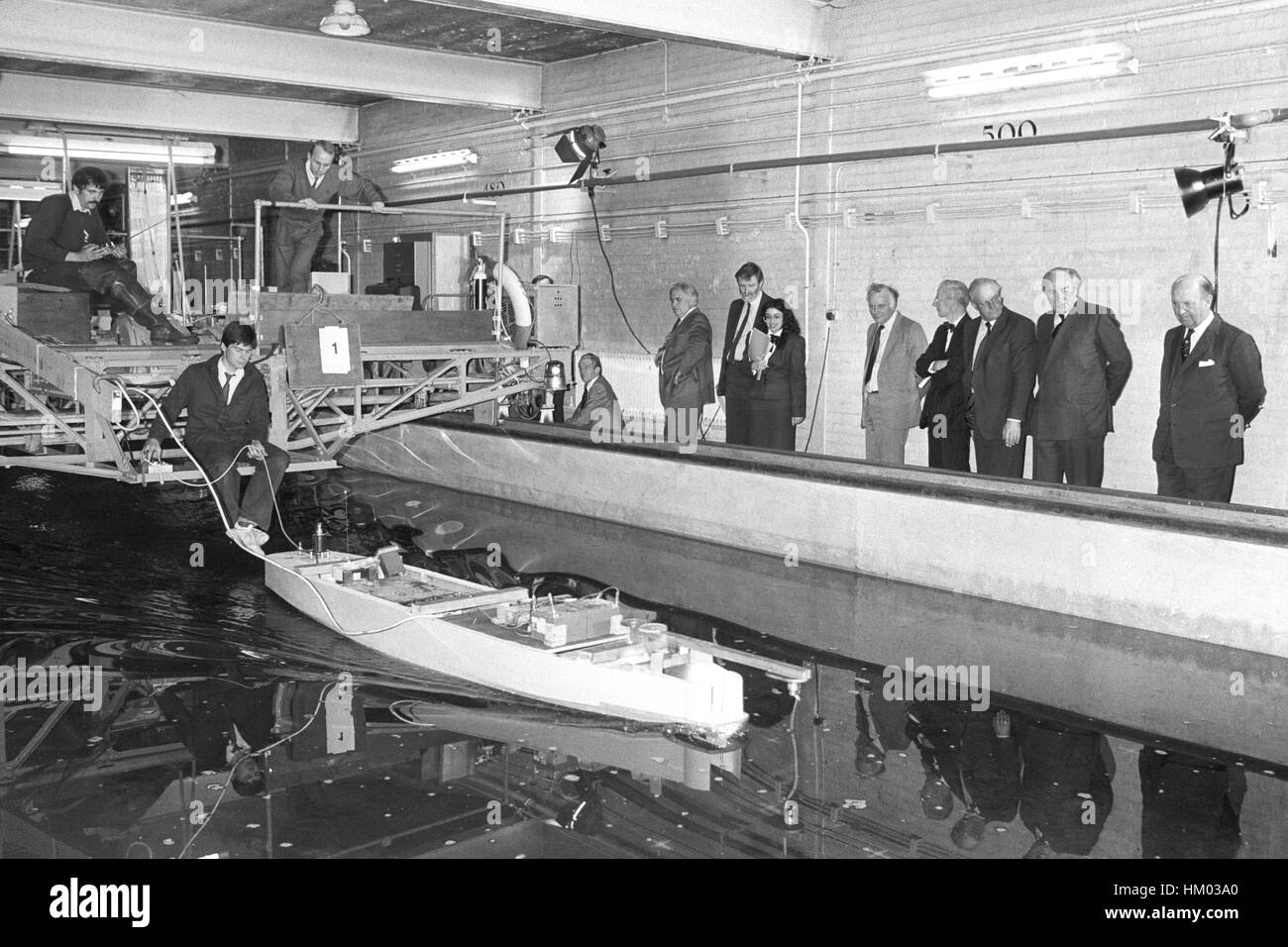 Members of the public inquiry team investigating the Zeebrugge ferry disaster watch computer tests on a model ferry hull at the laboratories of British Maritime Technology in South West London. Inquiry judge Mr Justice Sheen stands at far right. Stock Photo