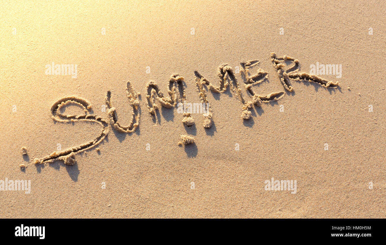 20 летних слов. Слово лето. Лето надпись красивая. Надпись на песке лето. Лето 2021 надпись.