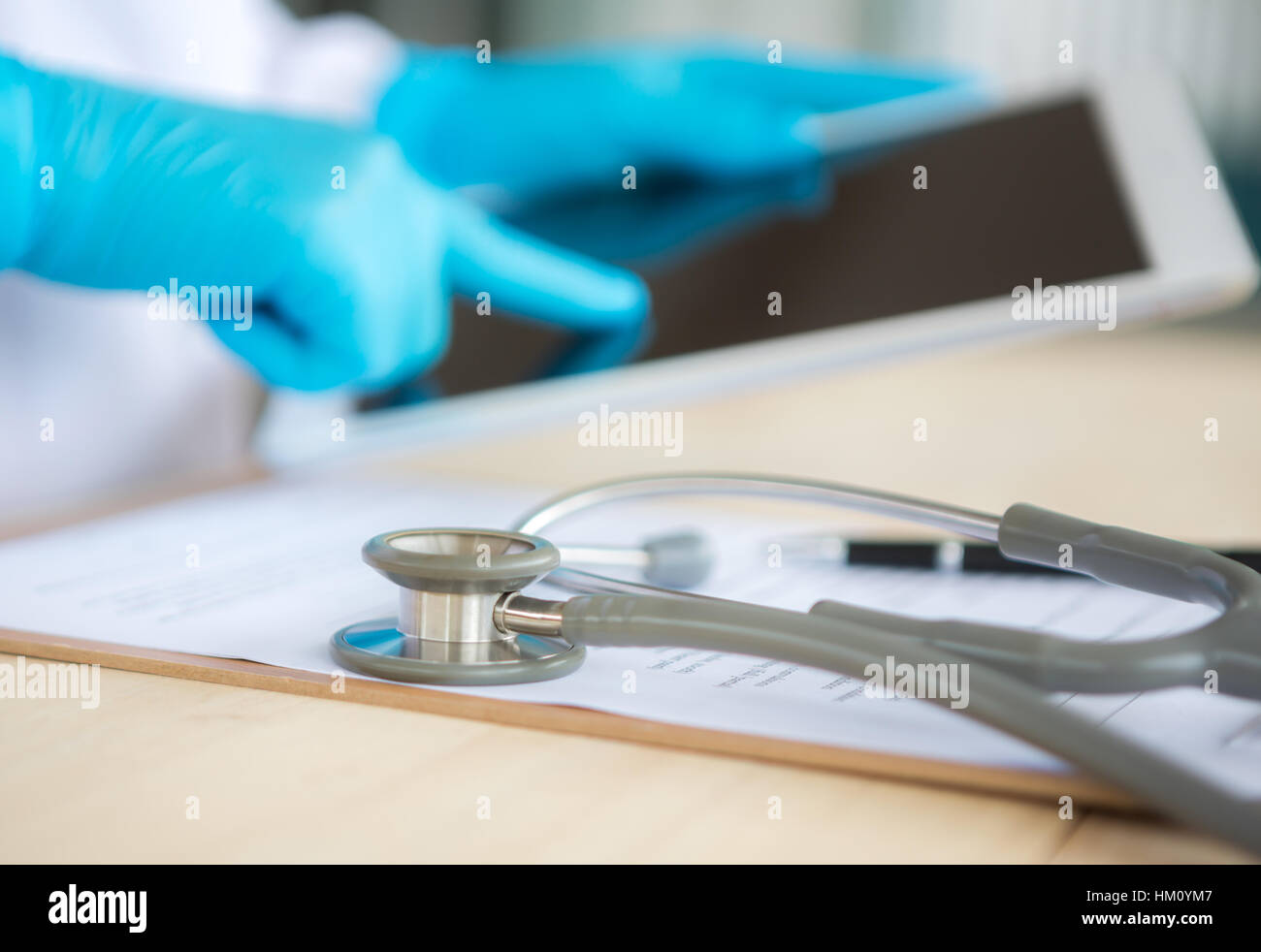 Doctor using tablet computer Stock Photo - Alamy