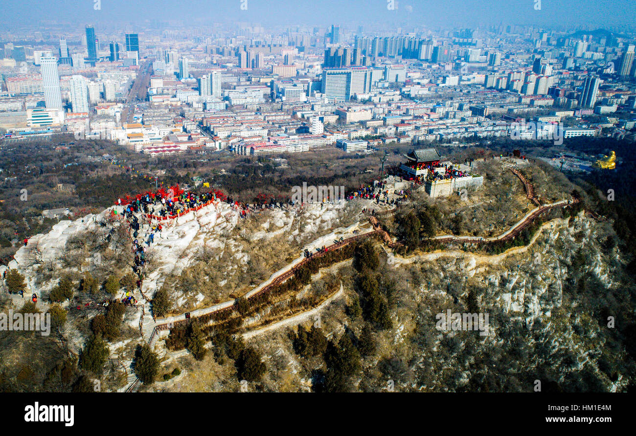 Jinan China S Shandong Province 30th Jan 2017 Tourists Hike On The Jinan China S Shandong Province 30th Jan 2017 Tourists Hike On The