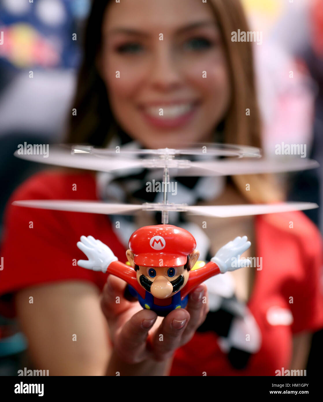 Nuremberg, Germany. 31st Jan, 2017. Selina presents the remote controlled "flying Mario cape