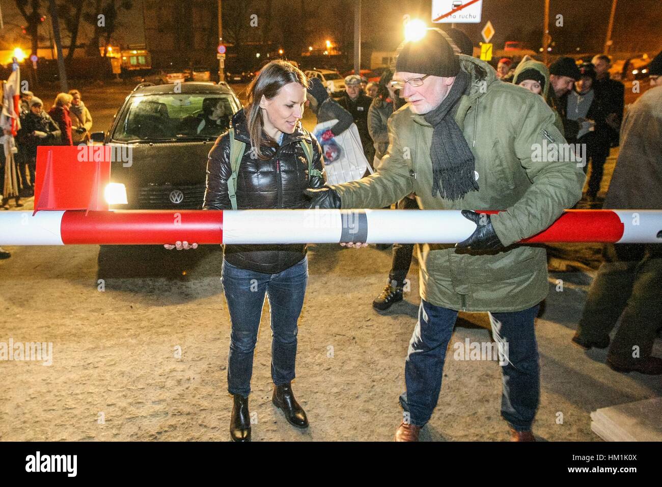 Gdansk, Poland. 31st Jan, 2017. Agnieszka Pomaska (L) Polish parliament member and Lech Kosiak (R) holding symbolic border barrier are seen outside the Second World War Museum on 31 January 2017 in Gdansk, Poland. Protest was organized by KOD movement against Poland's nationalist government plans to reshape the Museum's permanent exhibition into a display more focused on Poland's experience of the conflict. Museum is expected to open to the public on February 2017, is to place the war in broader international context. Credit: Michal Fludra/Alamy Live News Stock Photo