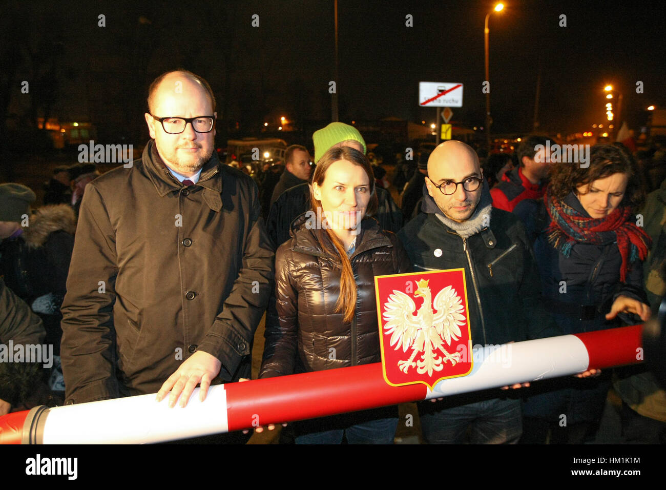 Gdansk, Poland. 31st Jan, 2017. pawel Adamowicz (L) Agnieszka Pomaska (C) Polish parliament member and Radomir Szumelda (R) holding symbolic border barrier are seen outside the Second World War Museum on 31 January 2017 in Gdansk, Poland. Protest was organized by KOD movement against Poland's nationalist government plans to reshape the Museum's permanent exhibition into a display more focused on Poland's experience of the conflict. Museum is expected to open to the public on February 2017, is to place the war in broader international context. Credit: Michal Fludra/Alamy Live News Stock Photo