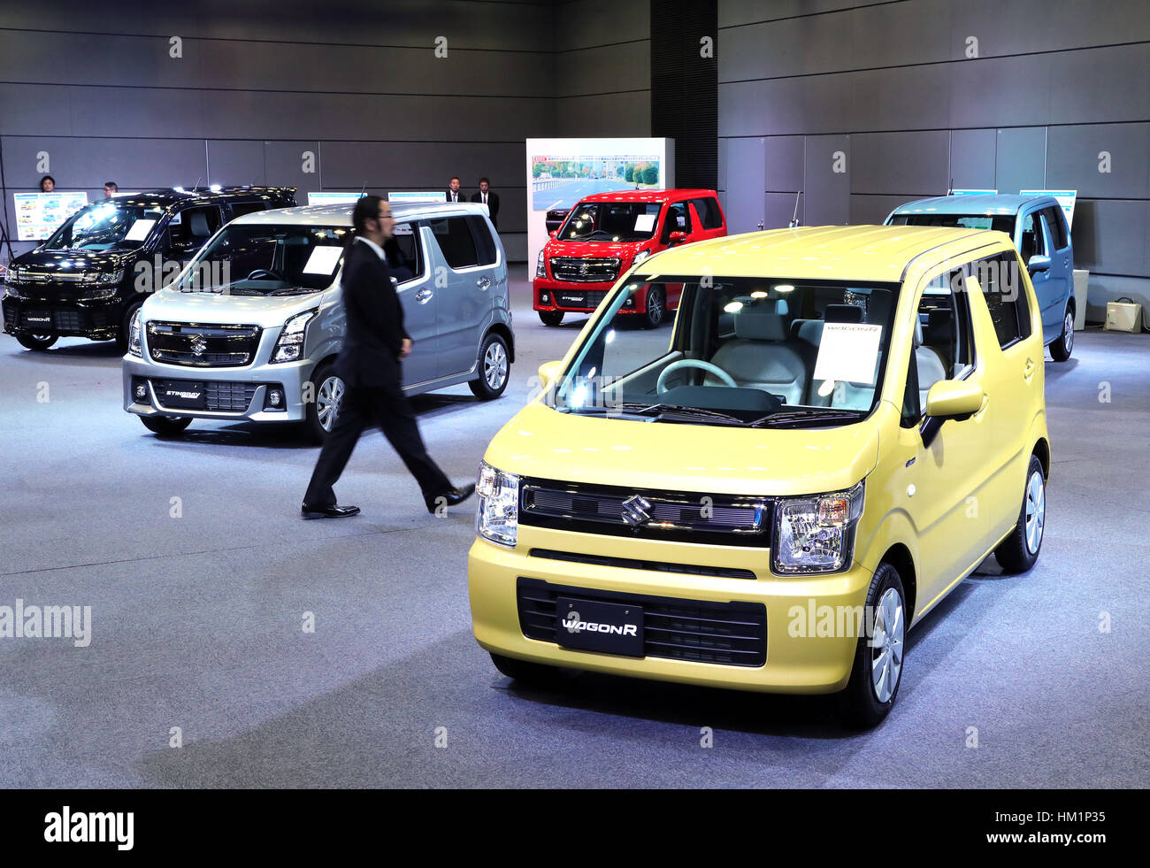 Tokyo, Japan. 1st Feb, 2017. Japan's minicar maker Suzuki Motor displays the mini wagon 'Wagon R' which has 660cc engine or engine/electric-motor hybrid system to drive roomy body in Tokyo on February 1, 2017. The new Wagon R has various safety devices and minicar's first head-up display. Credit: Yoshio Tsunoda/AFLO/Alamy Live News Stock Photo