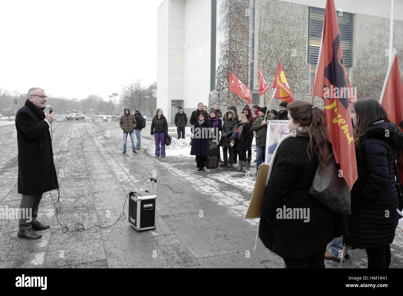 Berlin, Berlin, Germany. 1st Feb, 2017. VOLKER BECK, Member Of The German Bundestag, together with a group of protesters, organized by the 'Foederation der Demokratischen Arbeitervereine' (turkish: Demokratik Isci Dernekleri Federasyonu, DIDF), in front of the Federal Chancellery in order to protest the German chancellor Mrs. Angela Merkel who is visiting Turkey. The protestors criticize Merkel for her controversial policy on the refugee crisis and particularly the deal of the EU with Turkey. Credit: Jan Scheunert/ZUMA Wire/Alamy Live News Stock Photo