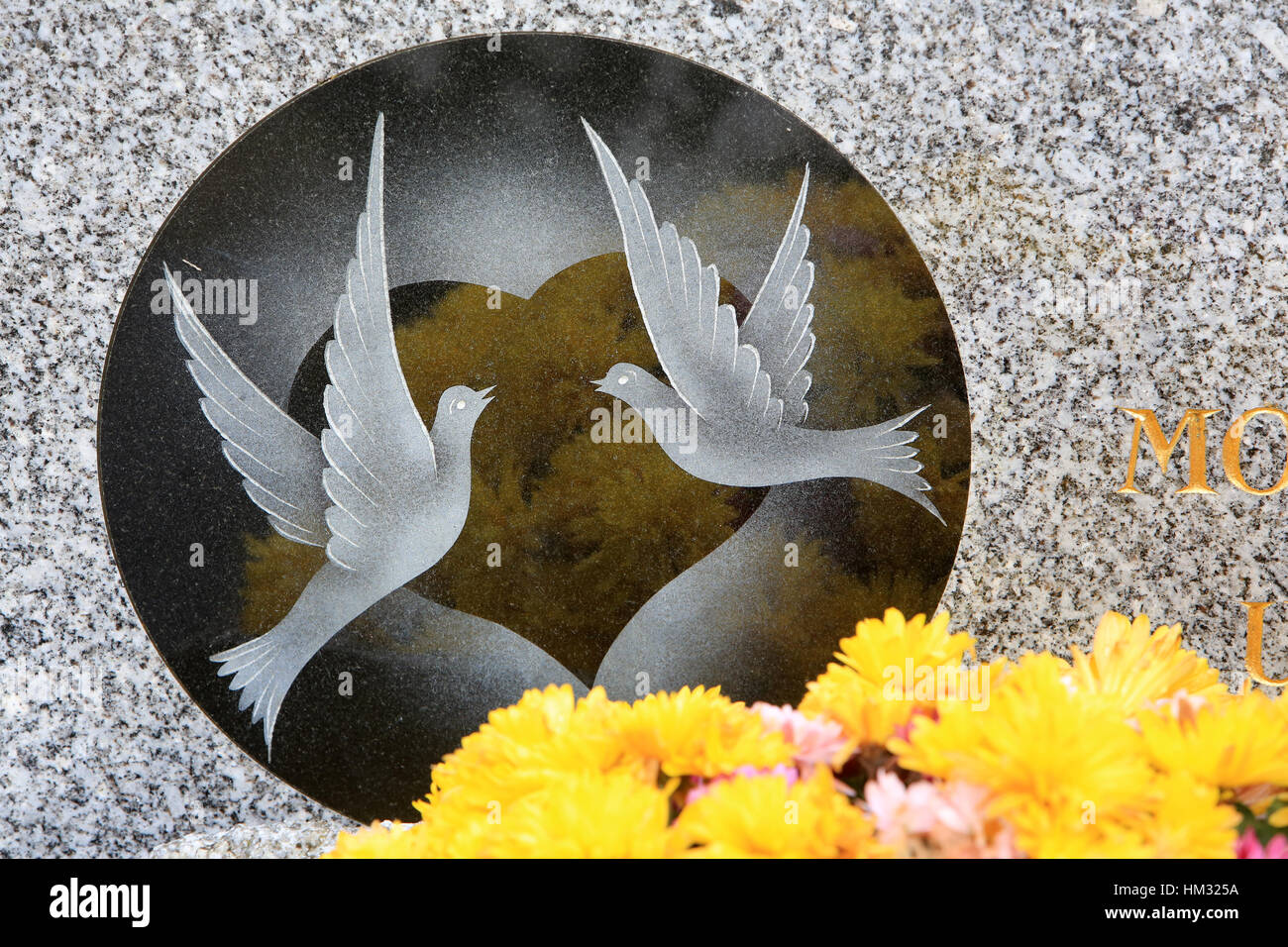 Illustration de deux colombes et d'un coeur sur une pierre tombale. Stock Photo