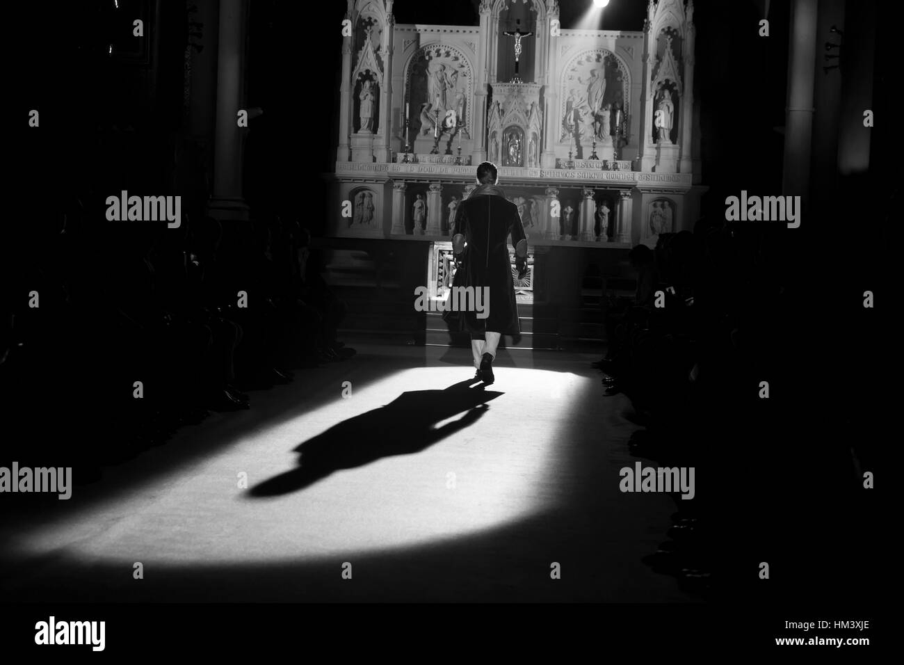 Model walks fashion runway Black and White Stock Photos & Images - Alamy
