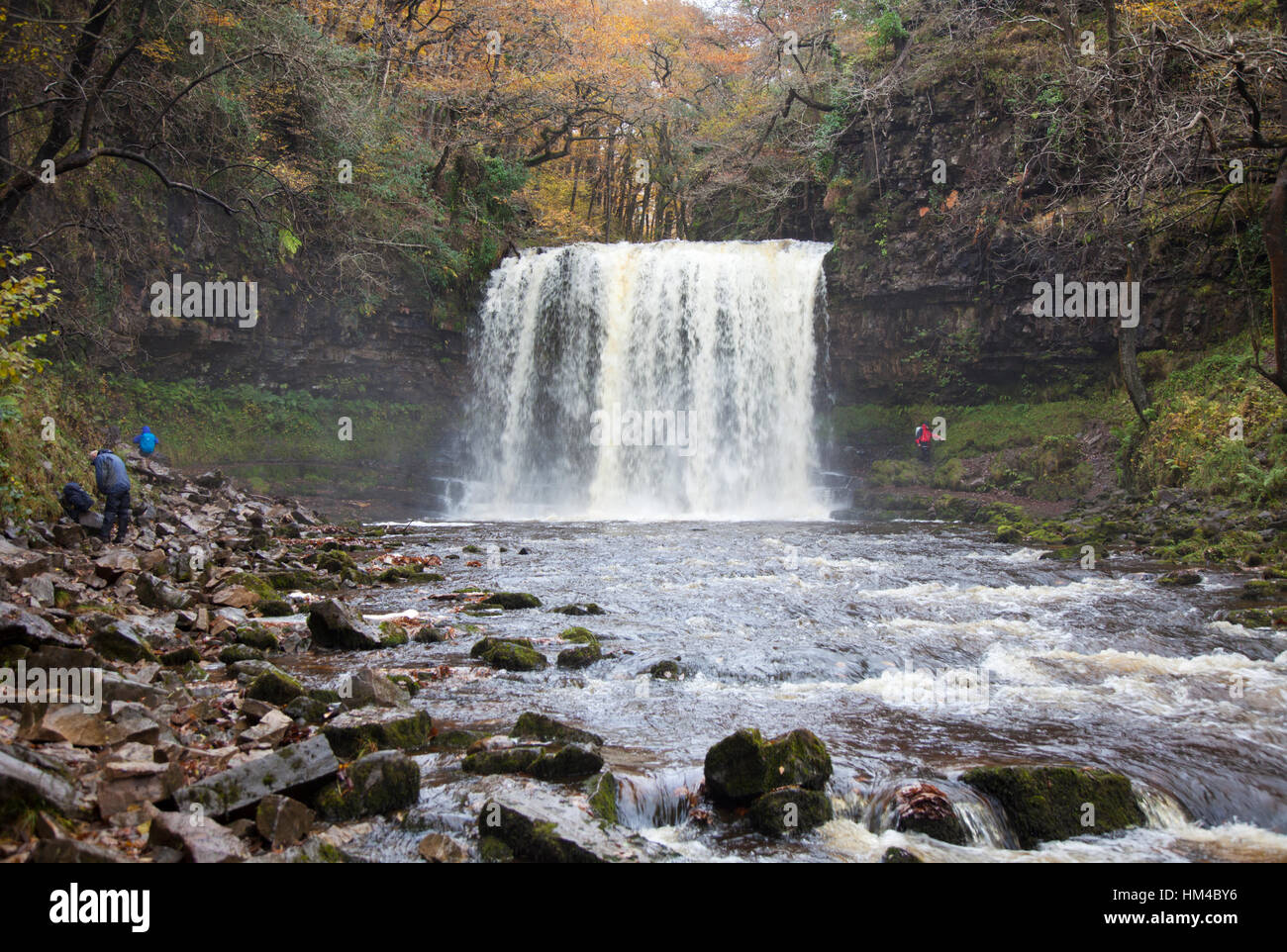 Visitors at the waterfall Sgwr-Yr-Eira on the river Hepste in 'Waterfall Country' in the Brecon Beacons Stock Photo