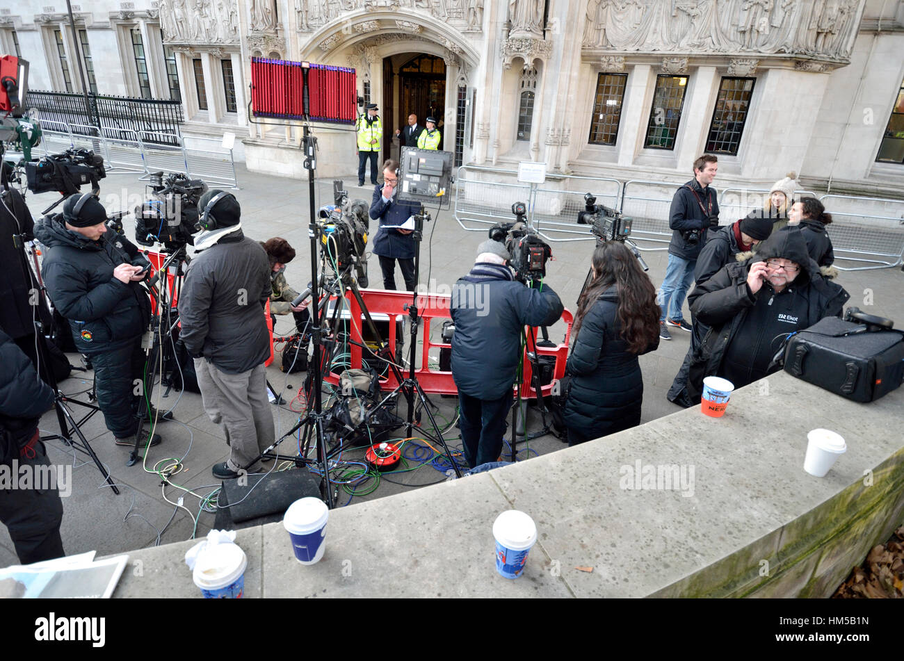 London, UK. 5th December 2016. The Supreme Court hearing into the Government's appeal against the earlier High Court ruling begins. The media wait out Stock Photo