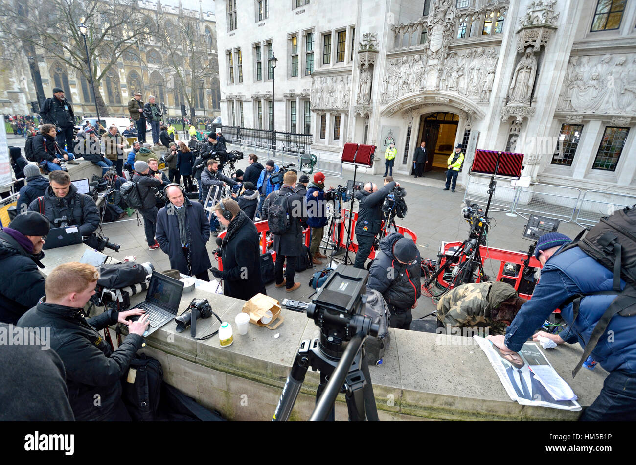 London, UK. 5th December 2016. The Supreme Court hearing into the Governments appeal against the earlier High Court ruling begins. The media wait outs Stock Photo