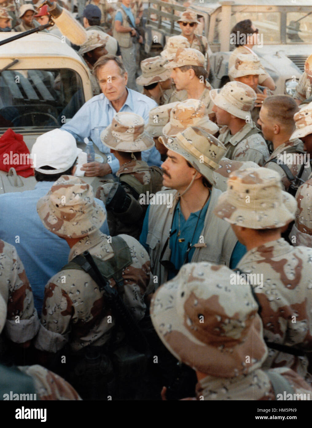 United States President George H.W. Bush shares a Thanksgiving holiday meal with US military personnel in Saudi Arabia on November 22, 1990. Mandatory Stock Photo