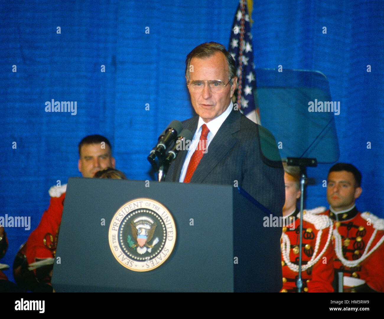 United States President George H.W. Bush speaks to interns at the Library of Congress in Washington, D.C. on June 29, 1989. Stock Photo