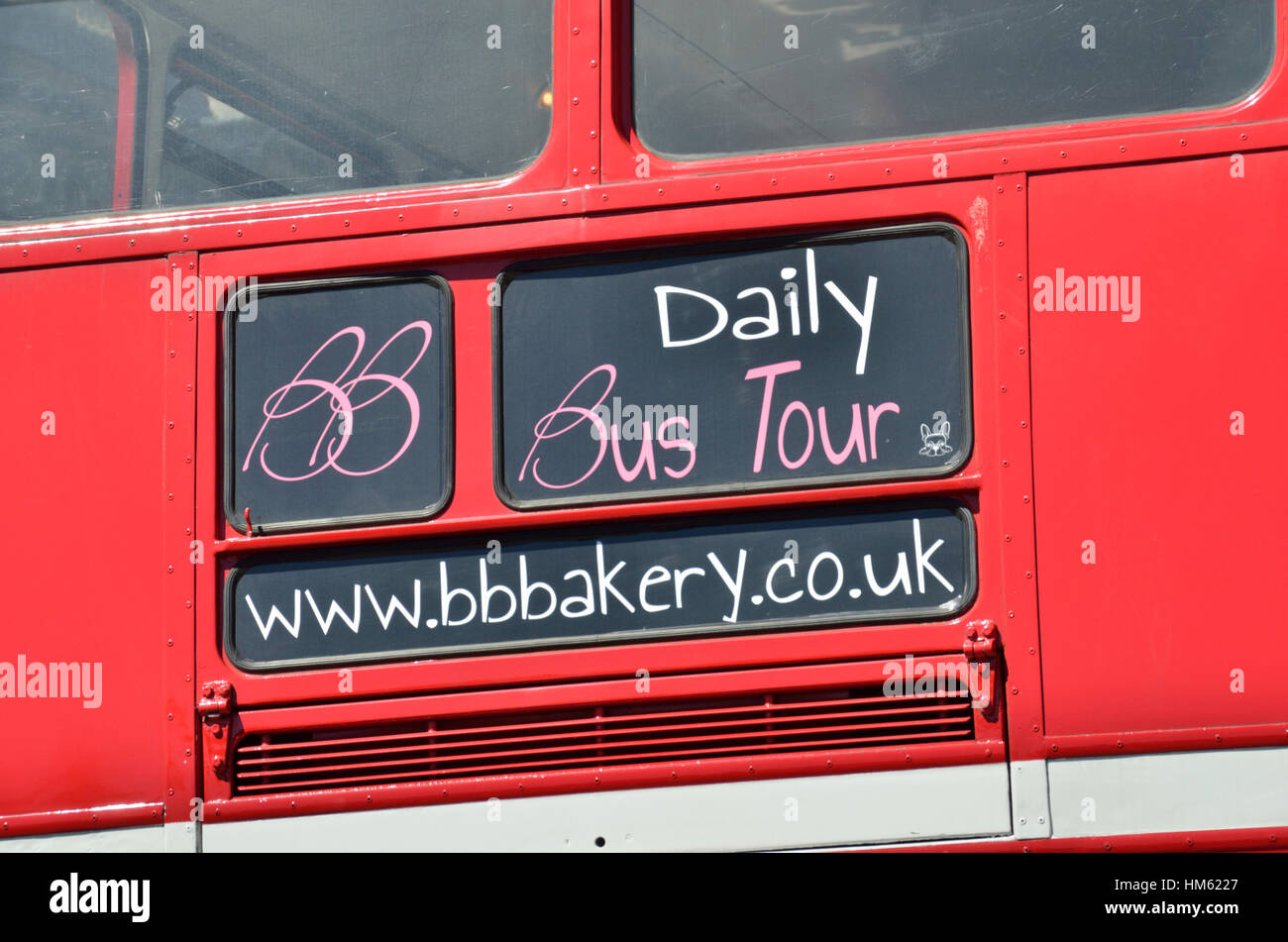 Daily Bus Tour sign on the front of a red London bus Stock Photo