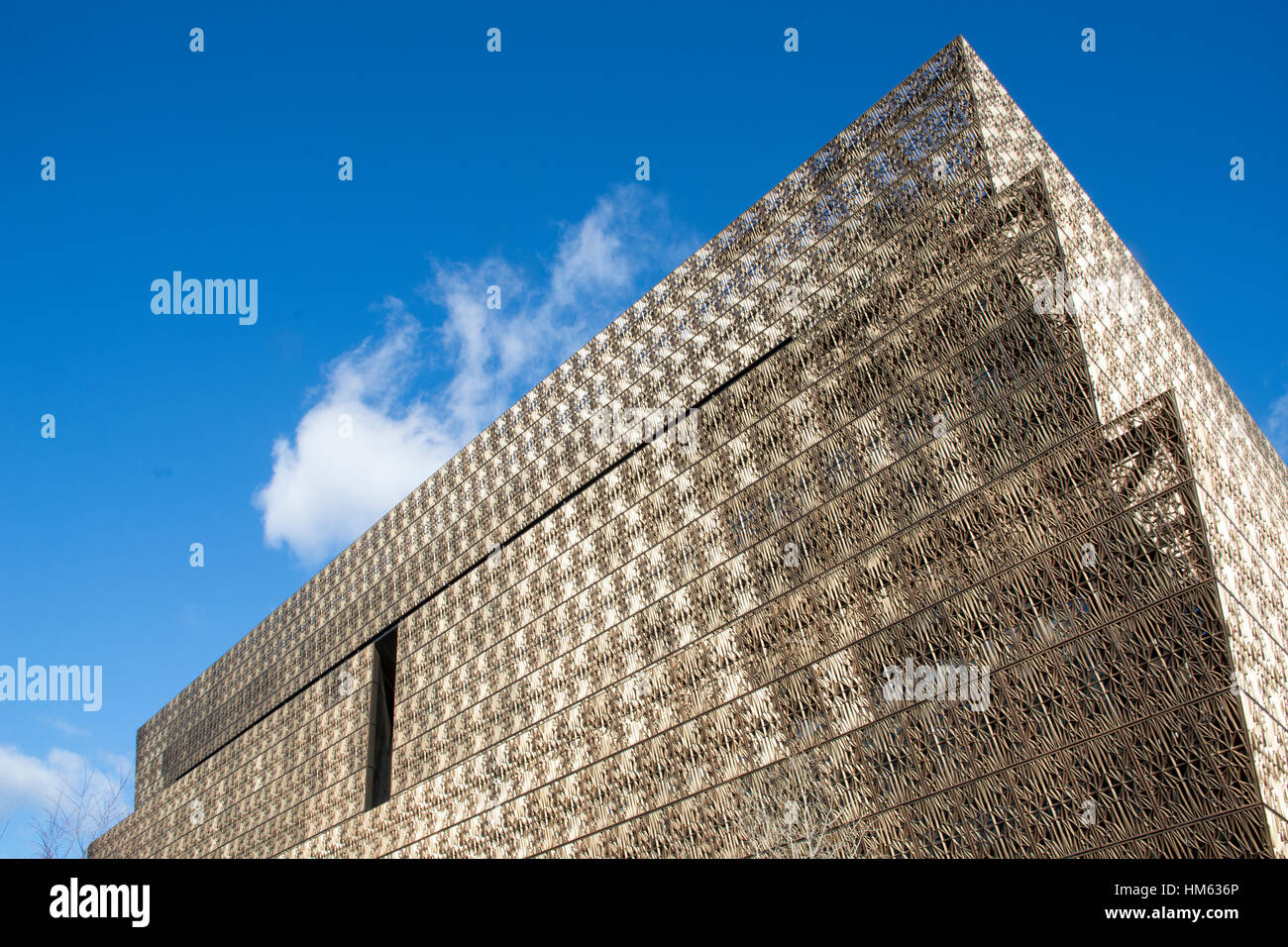 Exterior, sheathed in bronze colored grill work, seems to shimmer in the sun.  Smithsonian Institution, National Museum of African American History an Stock Photo