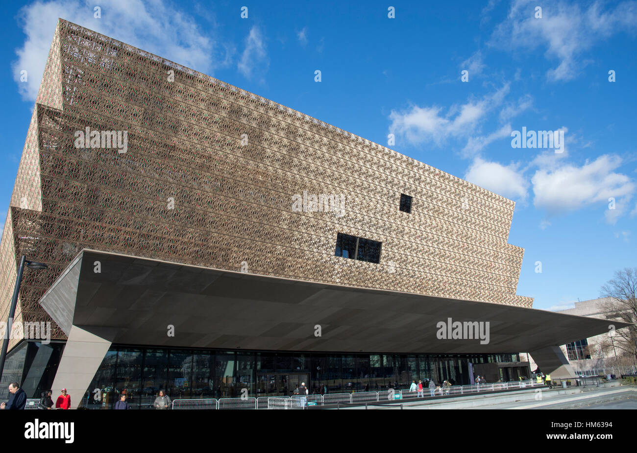 Exterior, sheathed in bronze colored grill work, seems to shimmer in the sun.  Smithsonian Institution, National Museum of African American History an Stock Photo