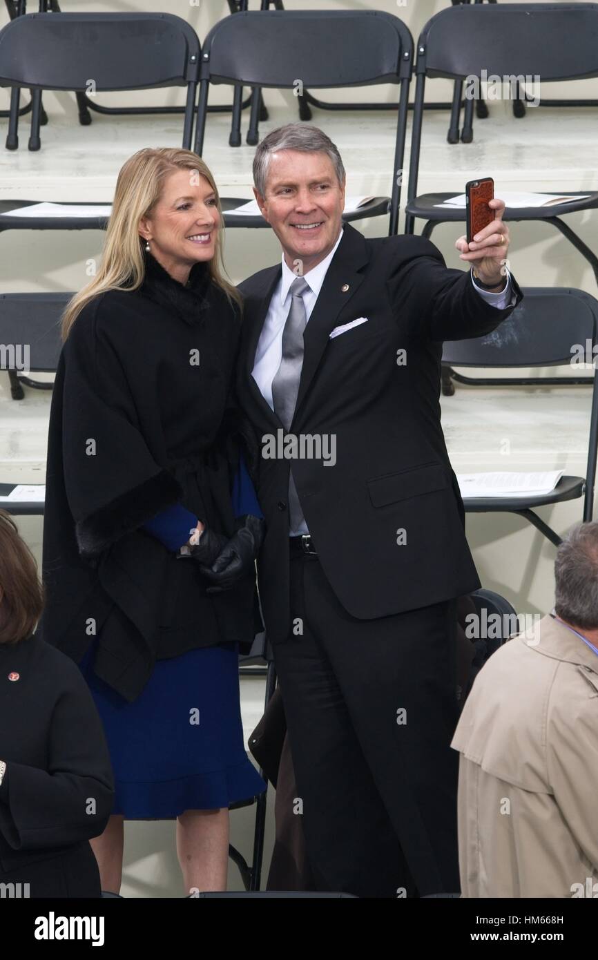 Former Senate Majority Leader Bill Frist and his wife Tracy Roberts