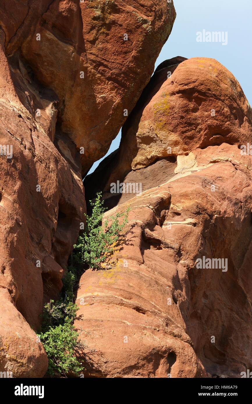 Red layered rocks hi-res stock photography and images - Alamy