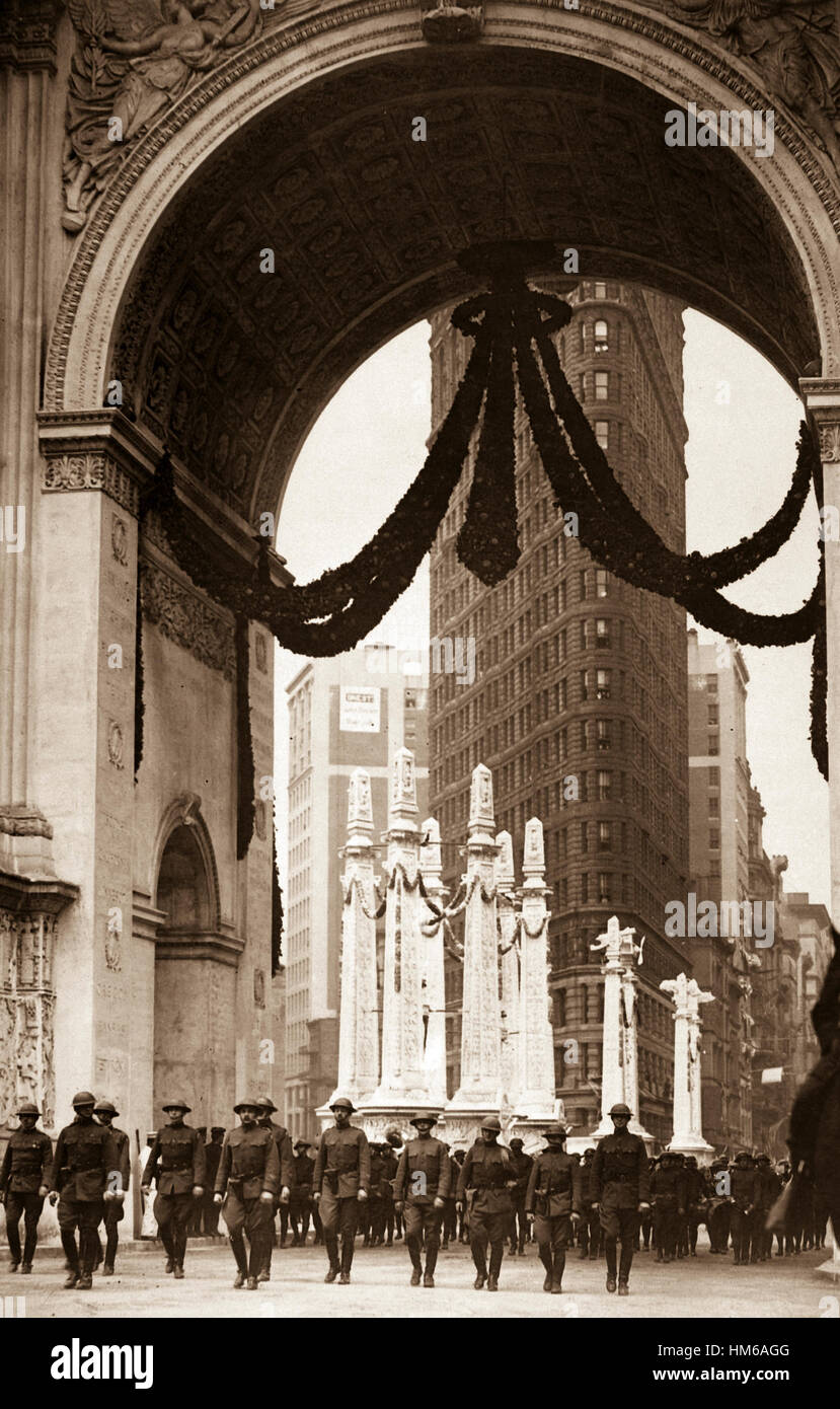 Col. Donovan and staff of 165th Inf., passing under the Victory Arch, N.Y.C. 1919. Paul Thompson. (War Dept.) Exact Date Shot Unknown NARA FILE #:  165-WW-80A-8 WAR & CONFLICT BOOK #:  721 Stock Photo
