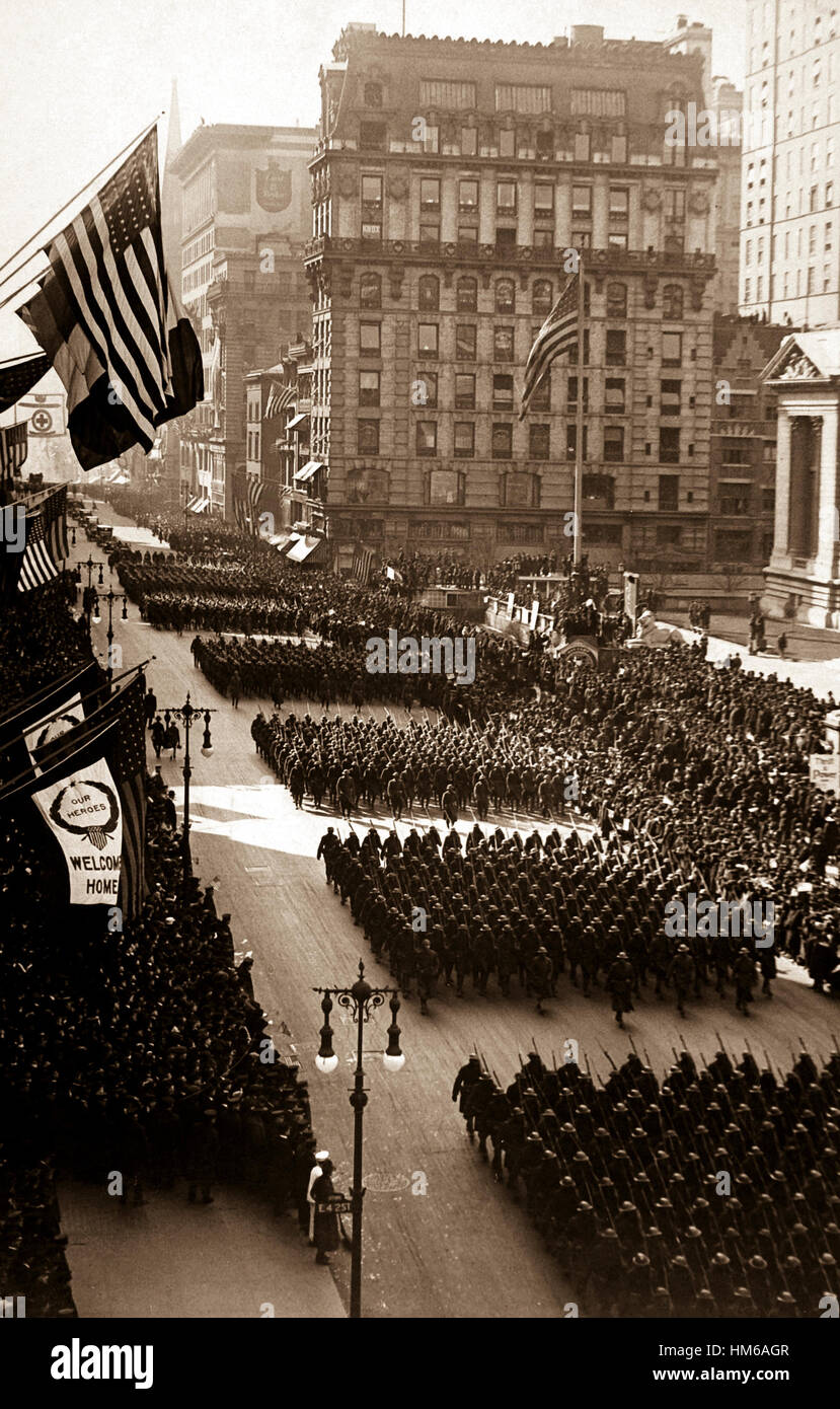 Overseas men welcomed home.  Parade in honor of returned fighters passing the Public Library, N.Y. City.  1919.  Paul Thompson. (War Dept.) Exact Date Shot Unknown NARA FILE #:  165-WW-127-27 WAR & CONFLICT BOOK #:  720 Stock Photo