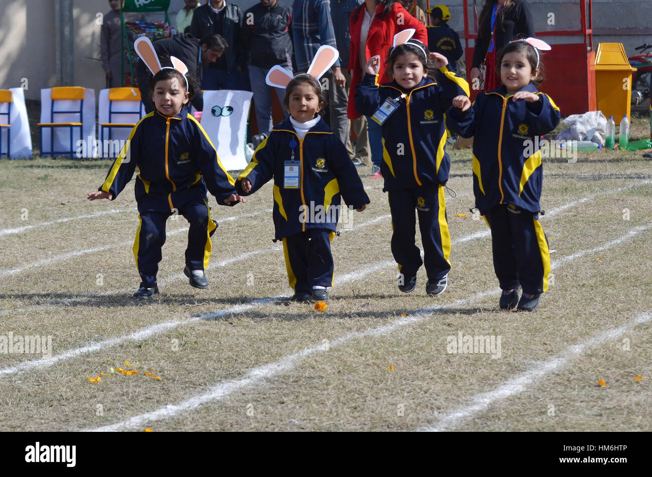 Lahore, Pakistan. 31st Jan, 2017. Pakistani students compete in sport