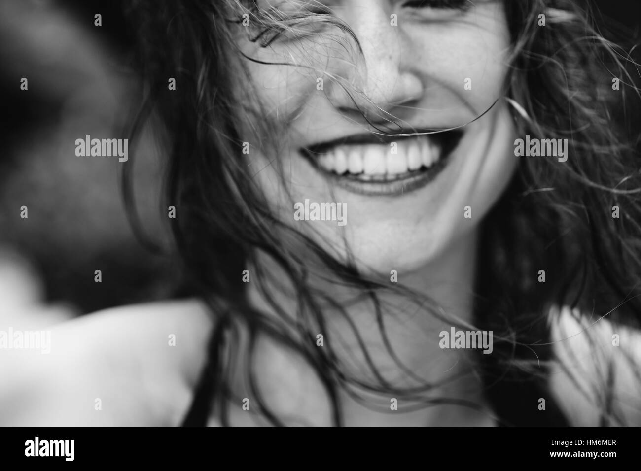 junge Frau lächelt in Kamera Stock Photo