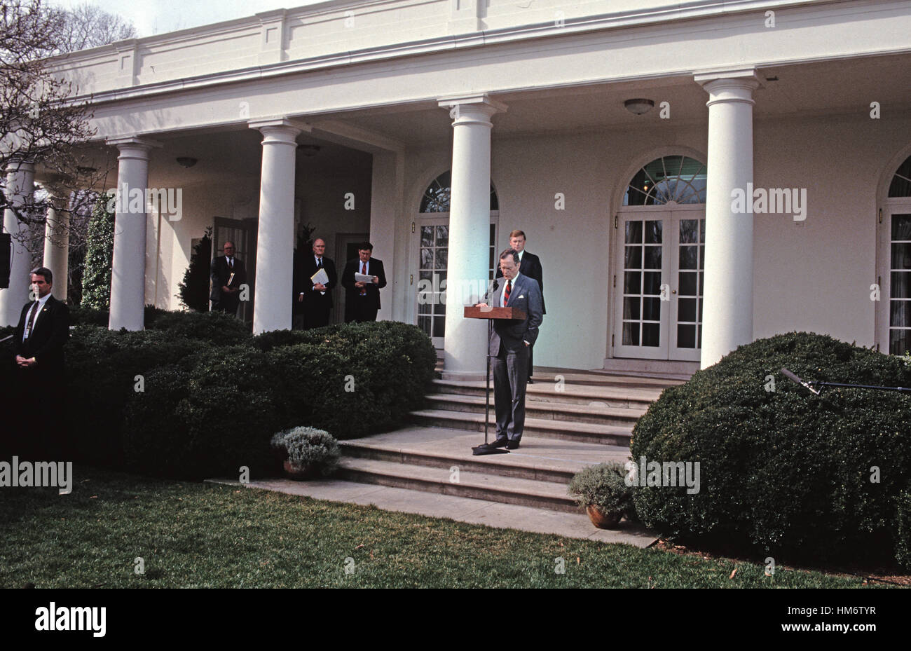 United States President George H.W. Bush reads a statement rejecting the proposed Soviet peace agreement to end the Gulf War with Iraq in the Rose Garden of the White House in Washington, D.C. on February 22, 1991. Also visible in the photo are White Hous Stock Photo