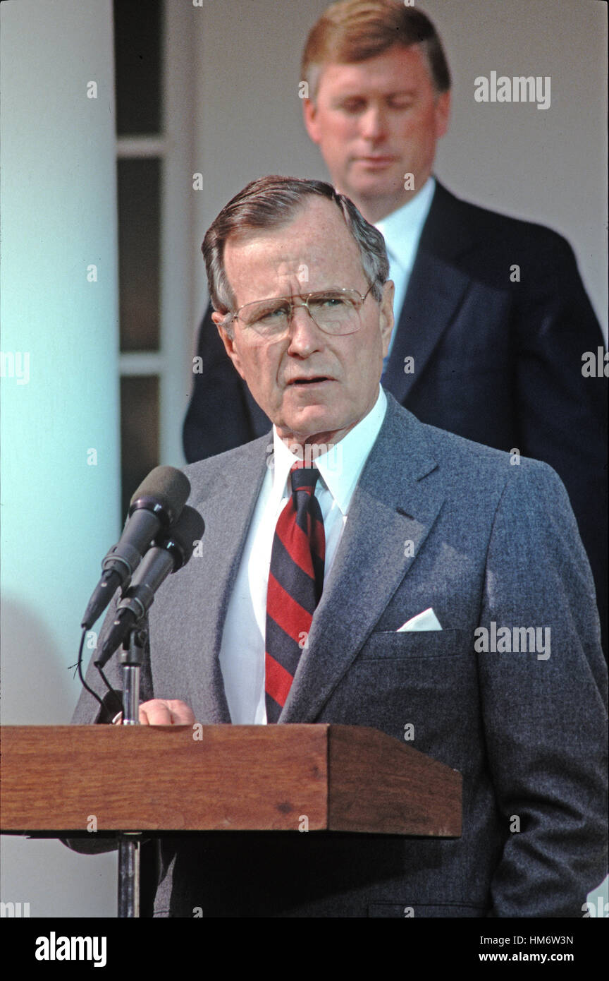United States President George H.W. Bush reads a statement rejecting the proposed Soviet peace agreement to end the Gulf War with Iraq in the Rose Garden of the White House in Washington, D.C. on February 22, 1991. U.S. Vice President Dan Quayle stands be Stock Photo