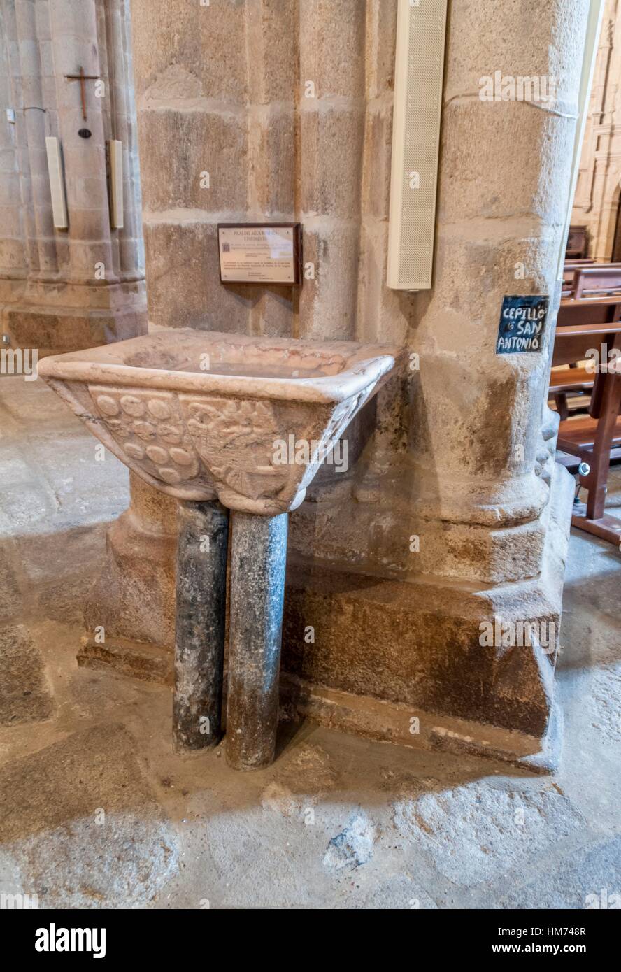 Pilas de agua bendita de la Iglesia concatedral de Santa María. Ciudad de  Cáceres. Extremadura. España. Patrimonio de la Humanidad. Conjunto Stock  Photo - Alamy