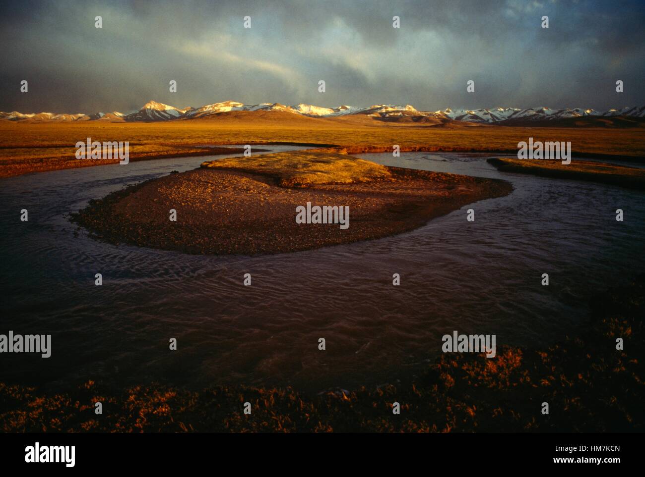 Himalayas mountain range lake hi-res stock photography and images - Alamy